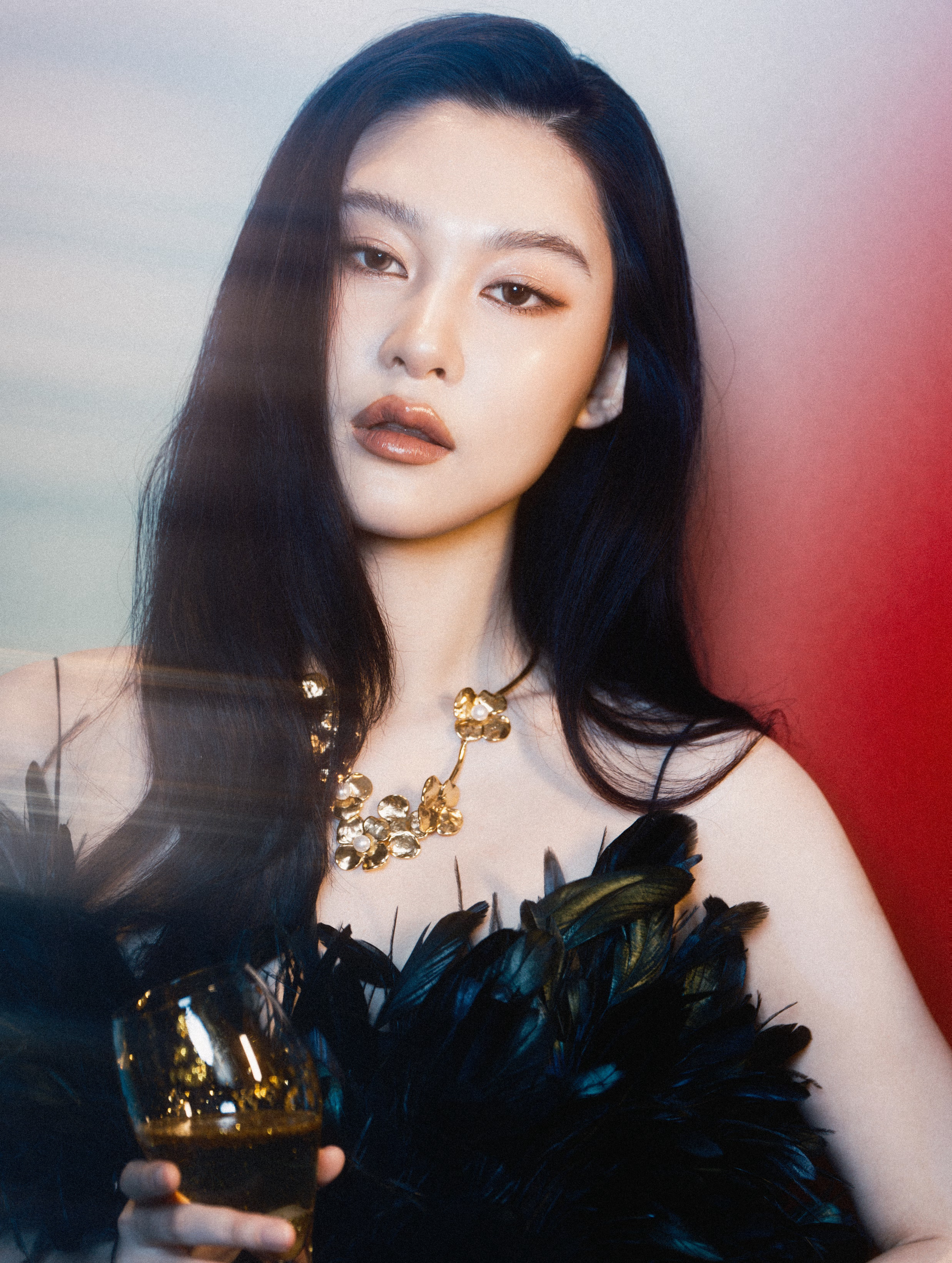 陈嫣冉亮相2025实力派MAT年度盛典，一袭黑裙化身冷艳黑天鹅🦢！墨色羽毛缀于