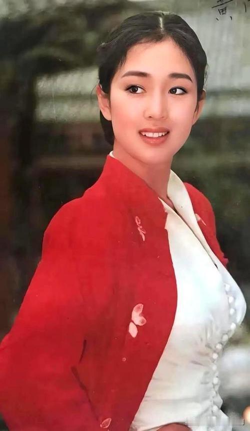 巩俐有多美巩俐的美，是气场与风情的极致碰撞。她五官大气舒展，方脸线条硬朗却又不失