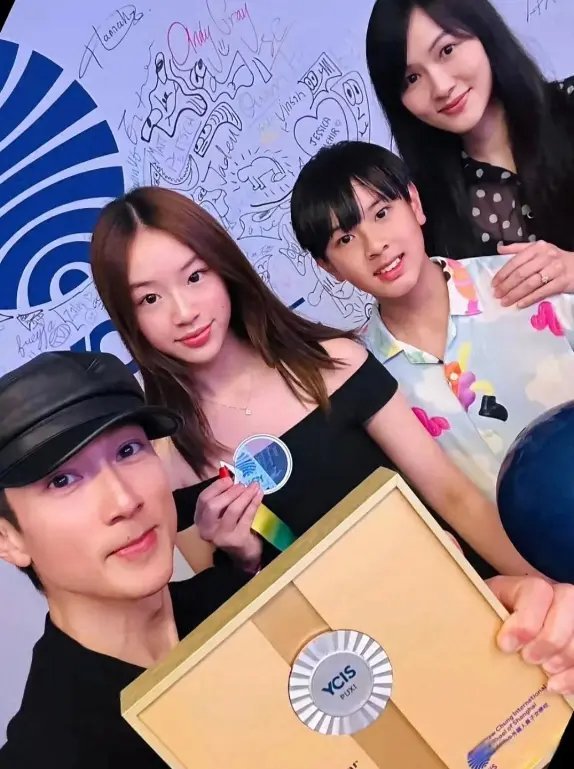 虎父无犬女！14岁品学兼优得奖学金的Neinei，成了父亲吴尊的骄傲！ ​​​