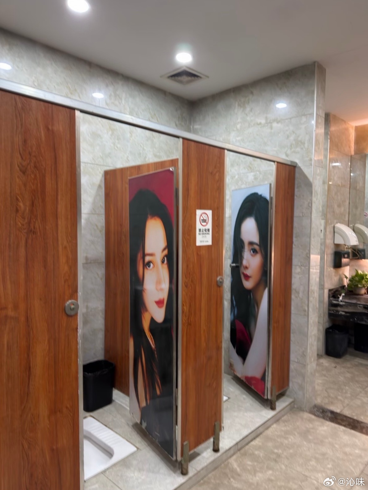 某商场男厕居然贴女明星海报…… ​​​