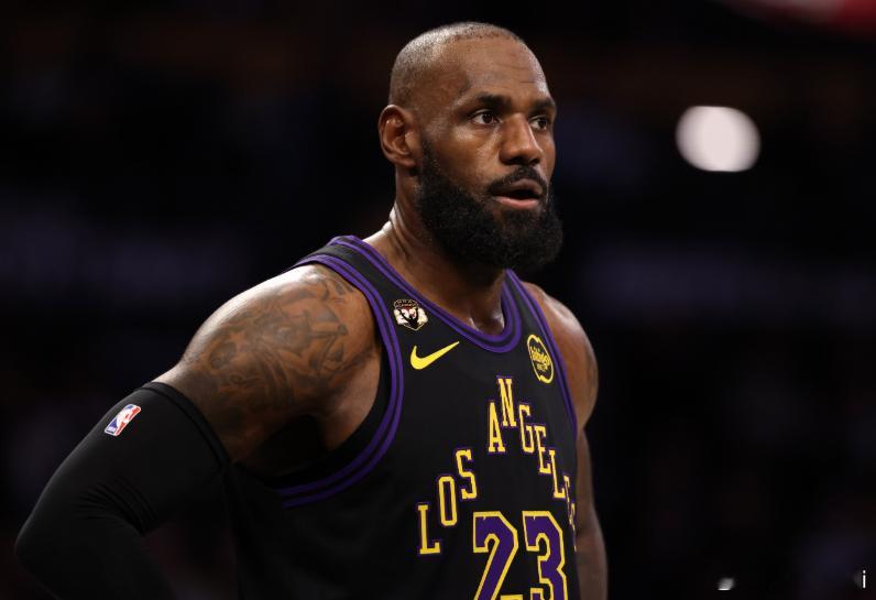 湖人主场迎战黄蜂，上半场55-64落后。詹姆斯上半场出战16分钟8投3中，三分4