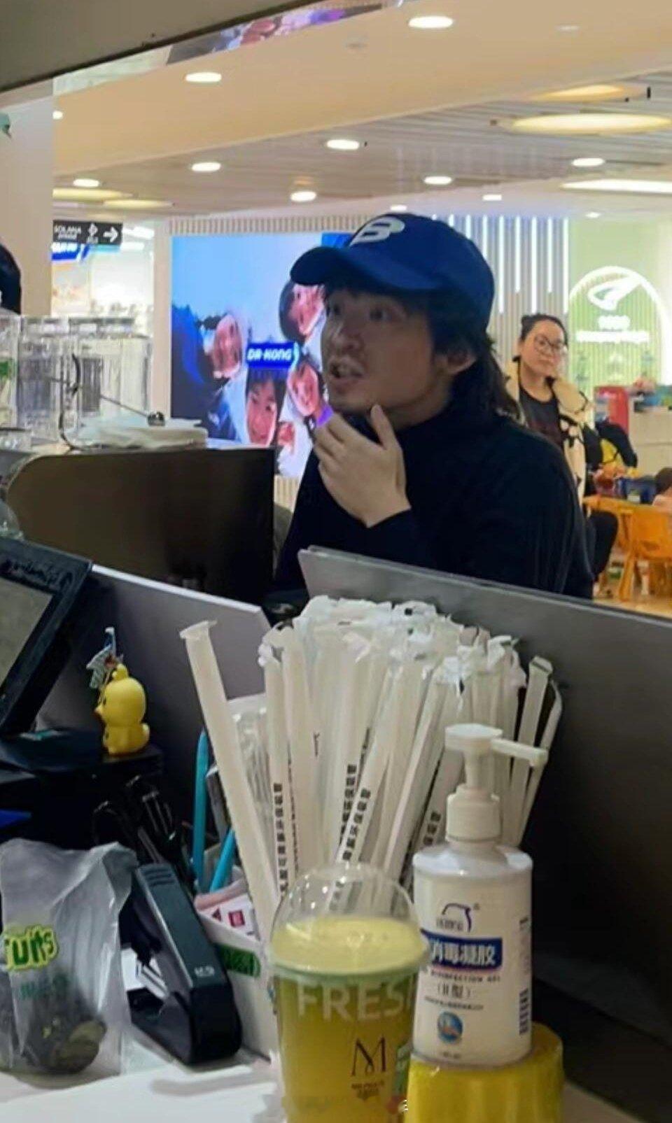 偶遇董子健带女儿逛商场  31岁董子健近照 董子健带娃被偶遇，穿搭好随性 