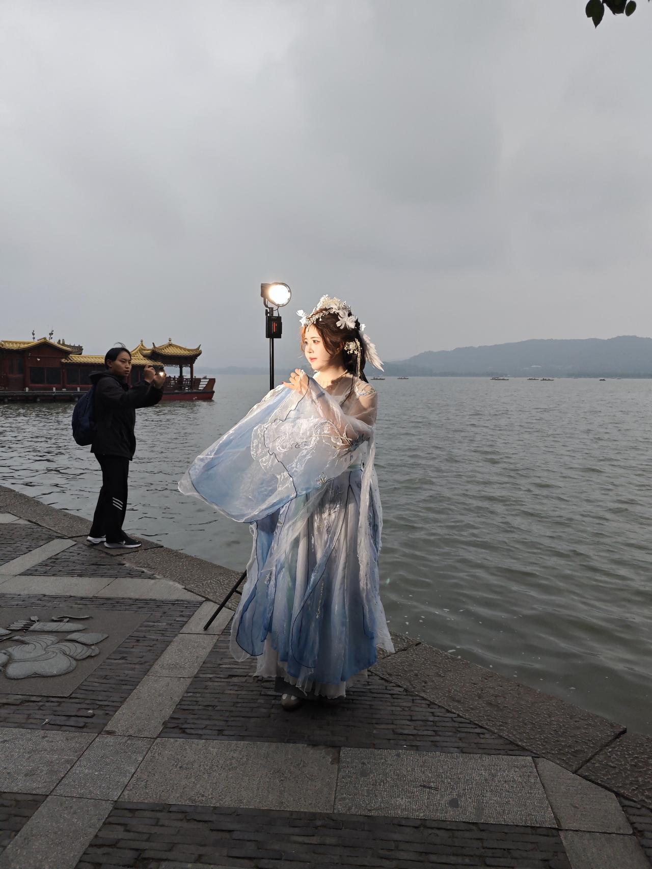 杭州西湖穿汉服的小姐姐真是环肥燕瘦各有风采。在这里看多了穿汉服的小姐姐游客也就不