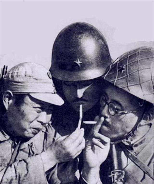 这照片拍的太好了，好就好在拍出了汉奸的经典形象，太经典了，从气质到行为，无不展现