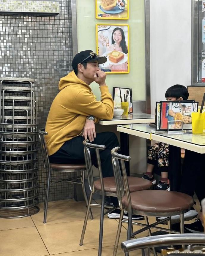 单从这一行为来看，他在这方面就足以超越很多父亲 ​​​