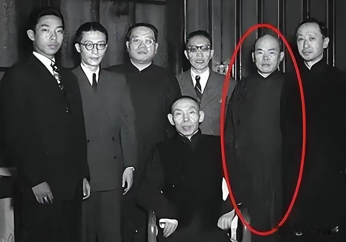 1940 年 12 月 21 日，杜月笙的头号大管家万墨林，在金门大酒店门口被四