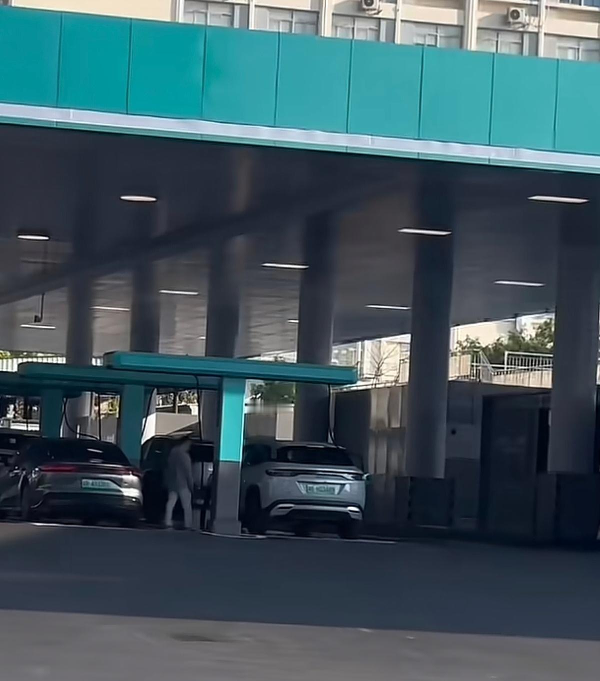 比亚迪 闪充站，太霸气了！比亚迪