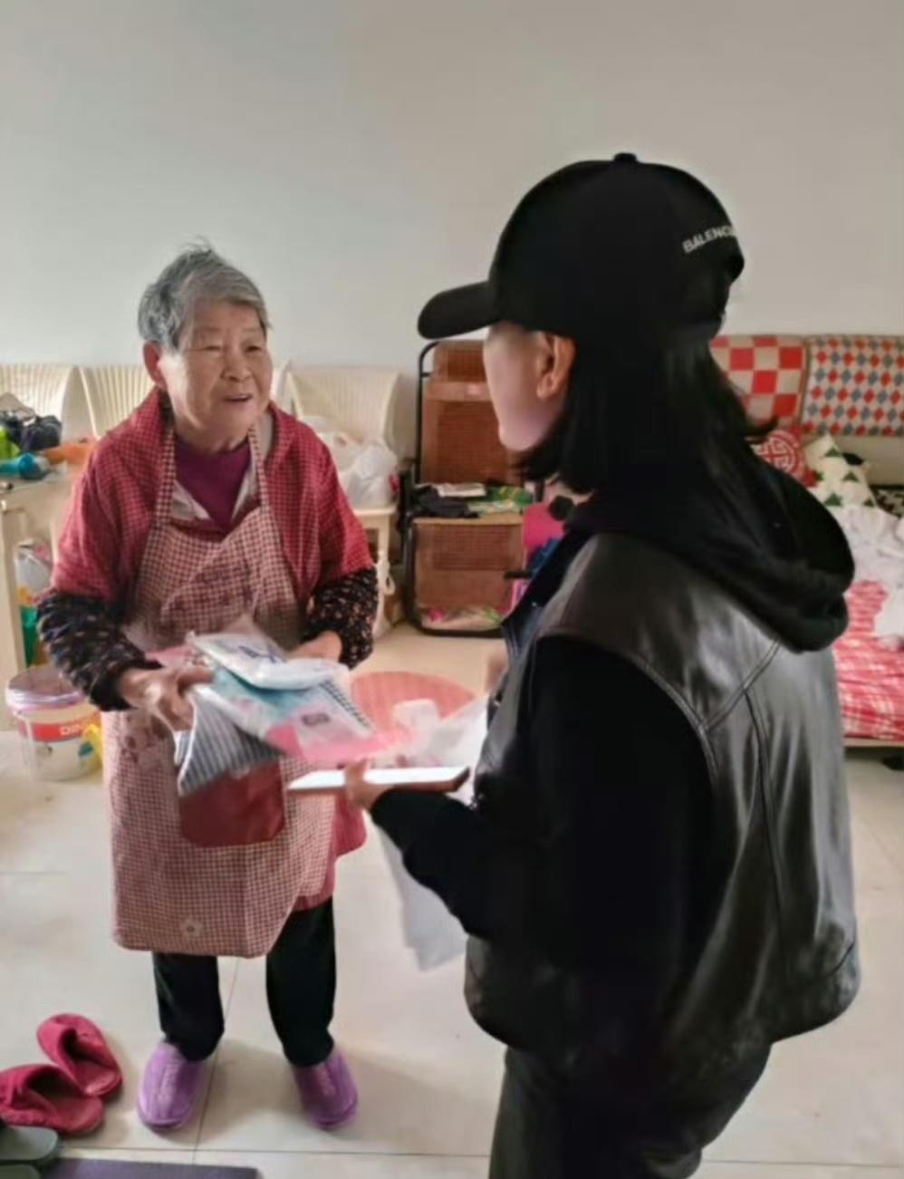 台州黄岩锦都社区网格员的温情守护网格虽小，责任千钧。锦都社区的网格员们正用脚步丈