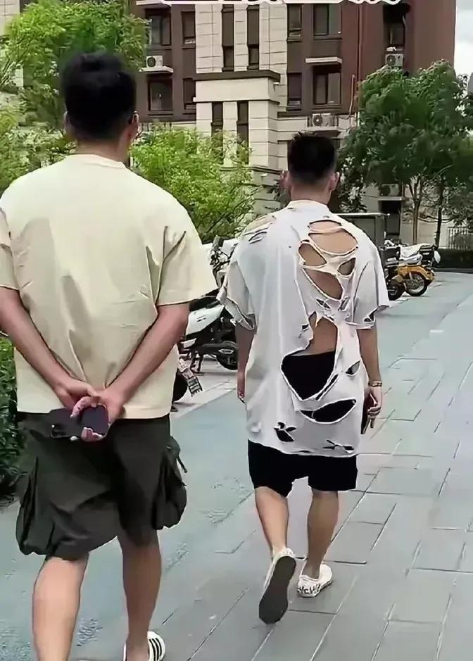 真是贫穷限制了我的想象！
走在一个高档小区里面，突然看见前面一个年轻帅气的男子，