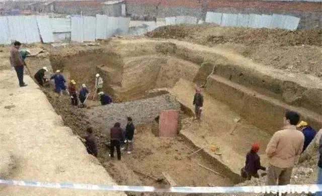 1965年南京北郊的农田里，一锄头下去，不是翻出泥土，而是咚地撞上硬物。

谁也