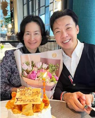 何超琼是一个六十岁的豪门千金掌门人，她终于放下了前两段感情，迎来了第二春。在今年