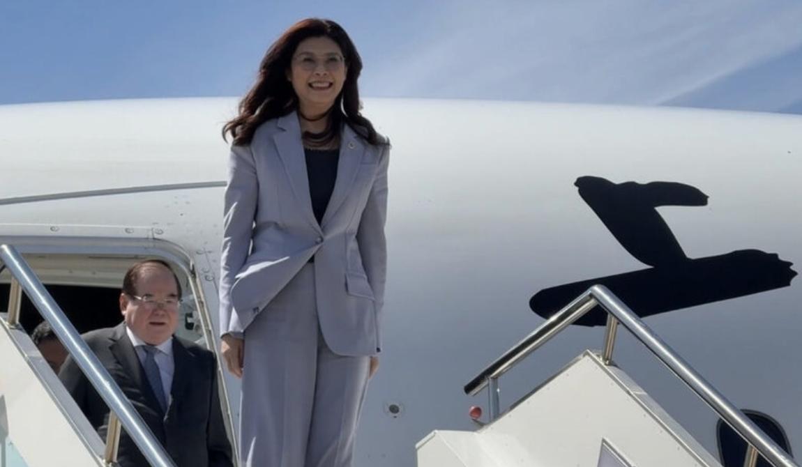 郑丽文“登陆”，团队多了一位特殊人士！

4月7日上午，郑丽文率团从岛内启程飞往