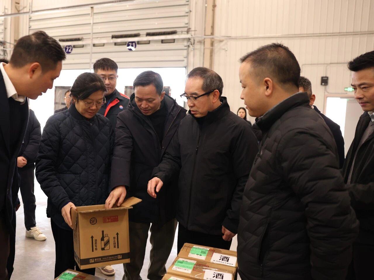 茅台 80 条物流打包线火力全开！

据茅台官微消息，1 月 4 日，茅台集团党