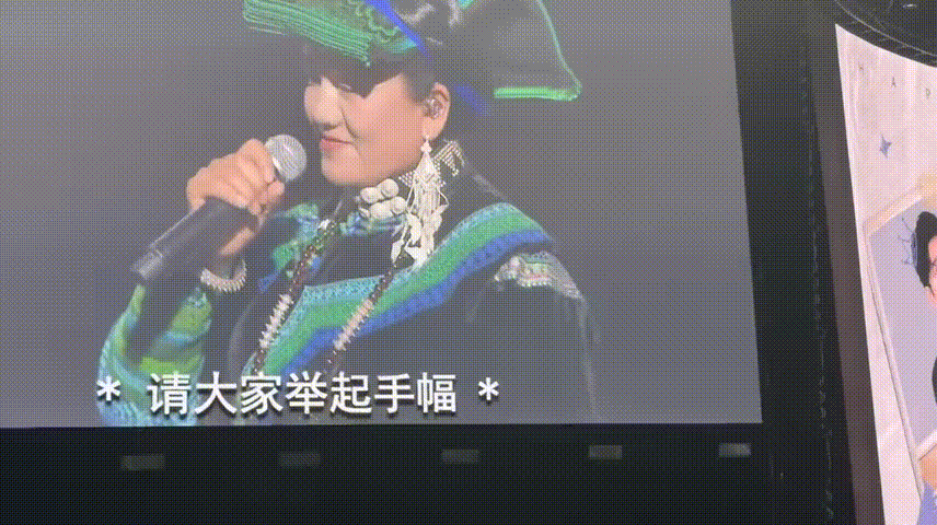 海来阿木西安演唱会泪目西安演唱会撞上海来阿木生日，现场的浪漫直接拉满，蓝色手幅组