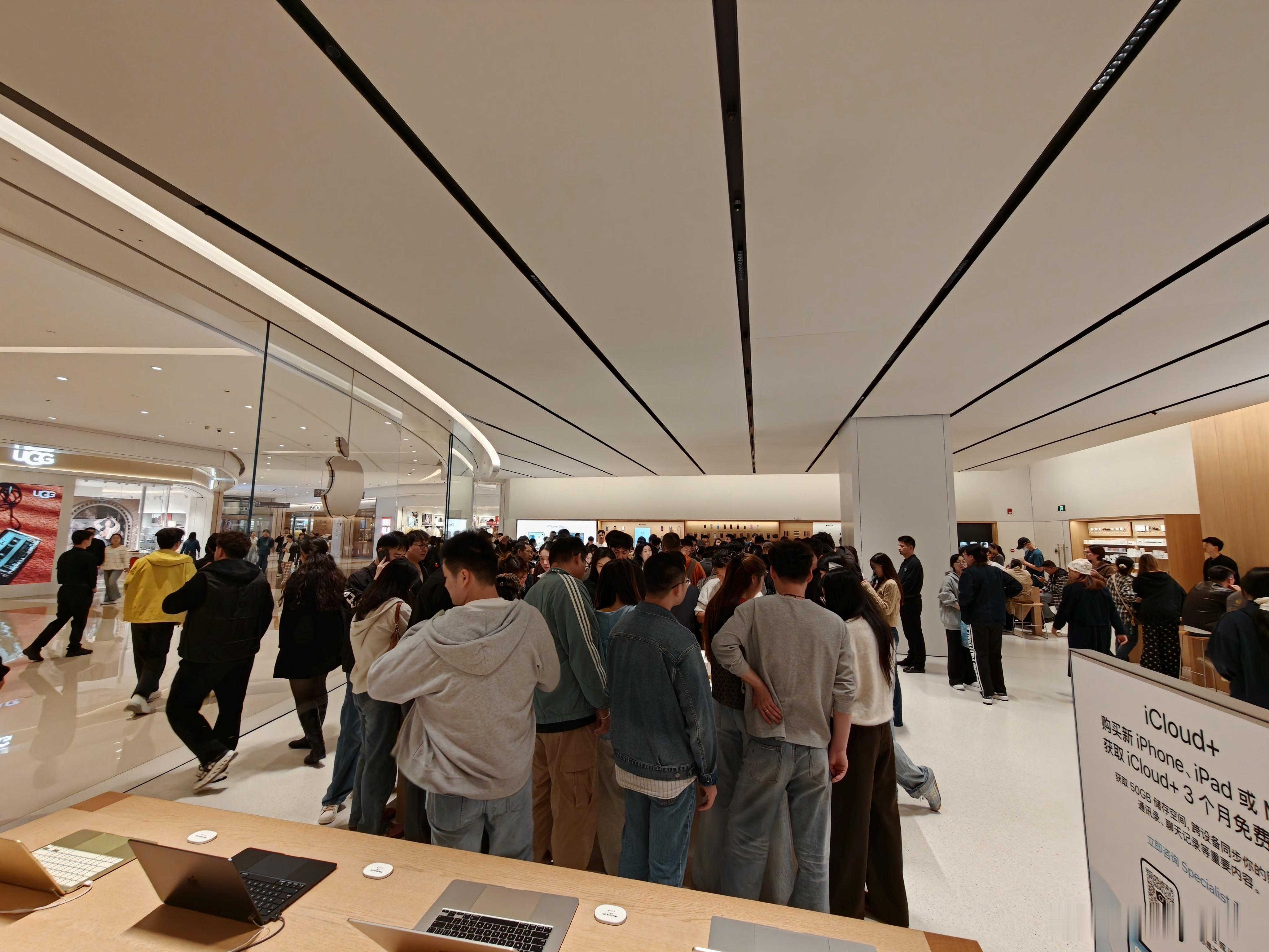 iPhone Duo迎来第一个周末这人气太猛了 看个手机还要排队国产还是缺少这种