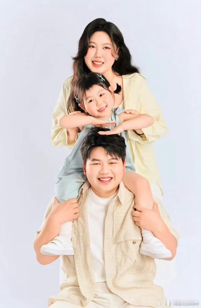 瑶一瑶妈妈晒与老公恋爱时的照片也是因为爸爸把她们都照顾的很好所以都才能有这么多肉