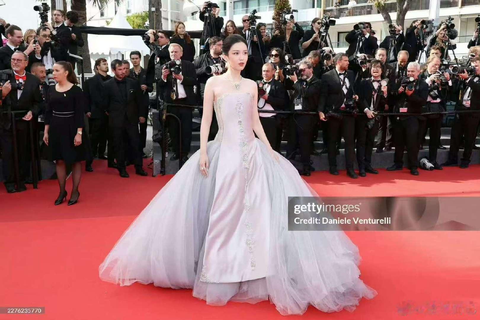 周也戛纳红毯G社生图状态周也戛纳G社红毯生图 也子好可爱好美~ 
