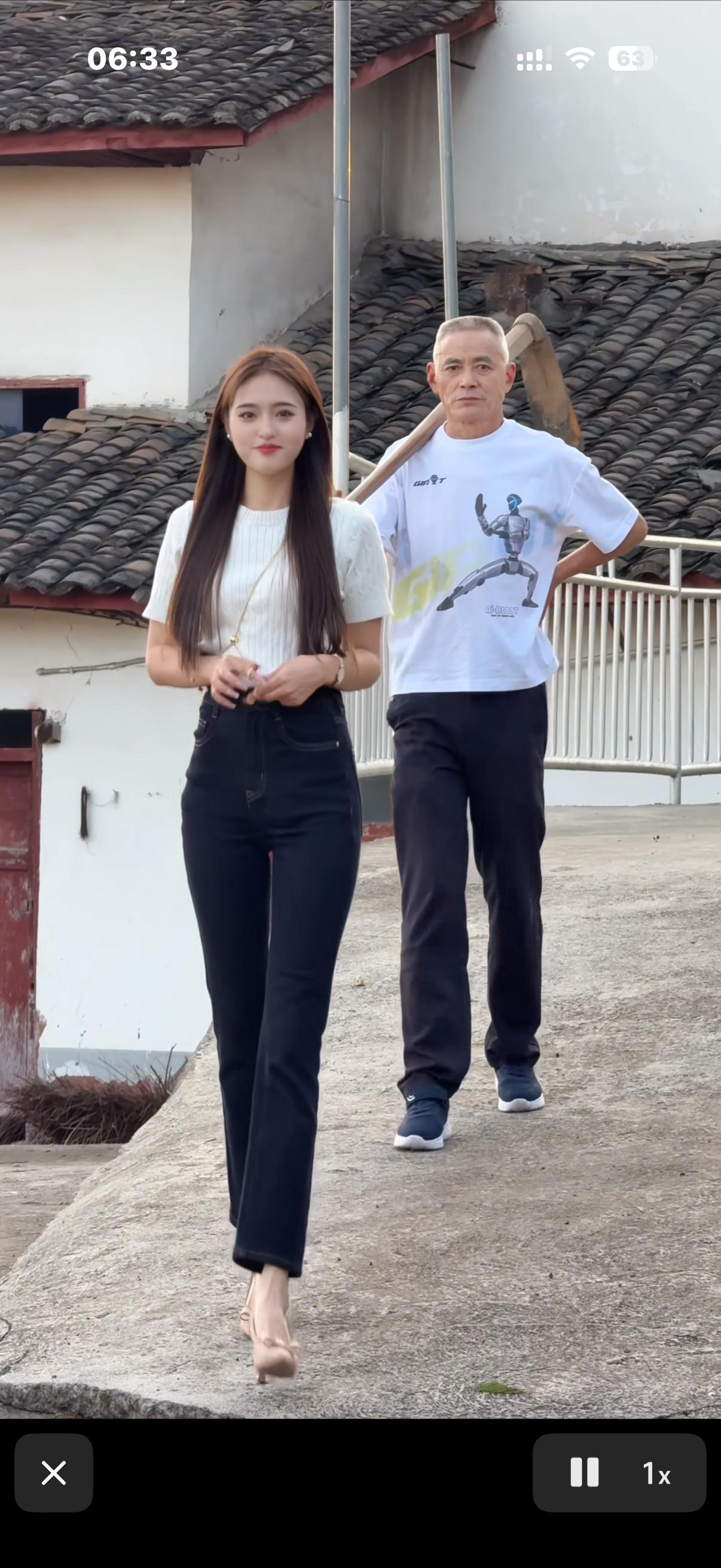 爸爸盼望我能走出大山，
过上我自己想要的生活，幸福一辈子，
我希望带上爸爸，陪他