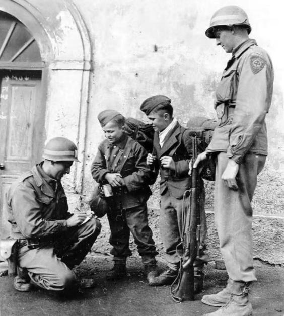 历史老照片：
1945年，面对战场上的节节败退，德军兵力捉襟见肘。于是，一些只有