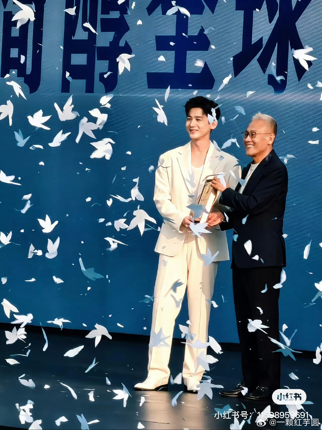 白敬亭 今日份神图！被小白鸽环绕的亭亭