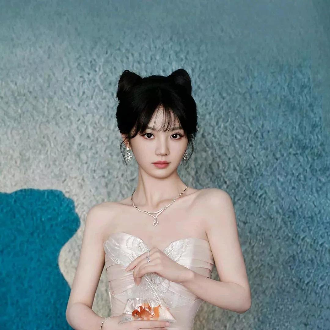 优雅仙女，手持锦鲤，惊艳全场！锦鲤汉服跟拍 锦鲤汉服写真 国风锦鲤写真 锦鲤姐 