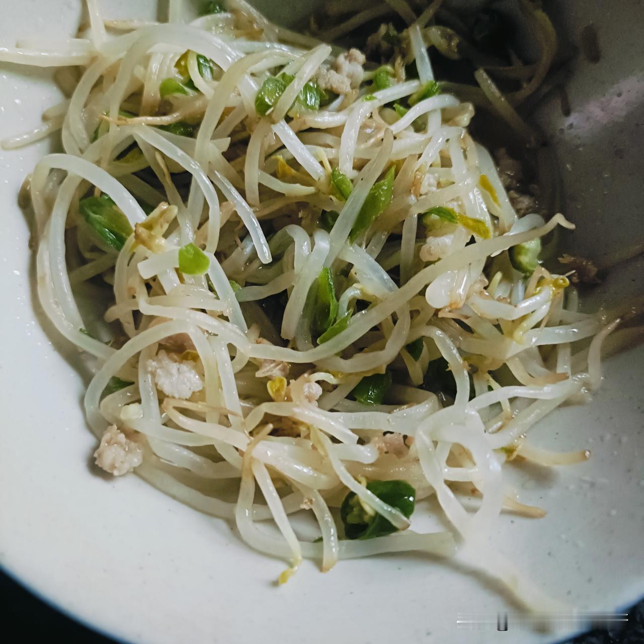 今天的早餐：白米饭，豆芽菜，豆腐炒肉。

早上做饭还得是老人家，年轻人绝对不会那