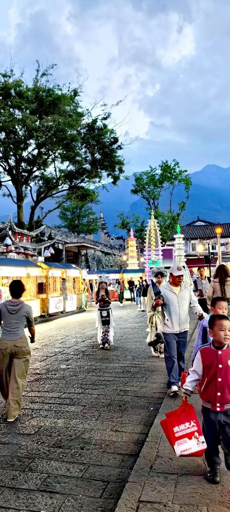 来中国旅游那快乐可太多了！就说美食，从四川热辣的火锅，到广东精致的早茶，每一口都