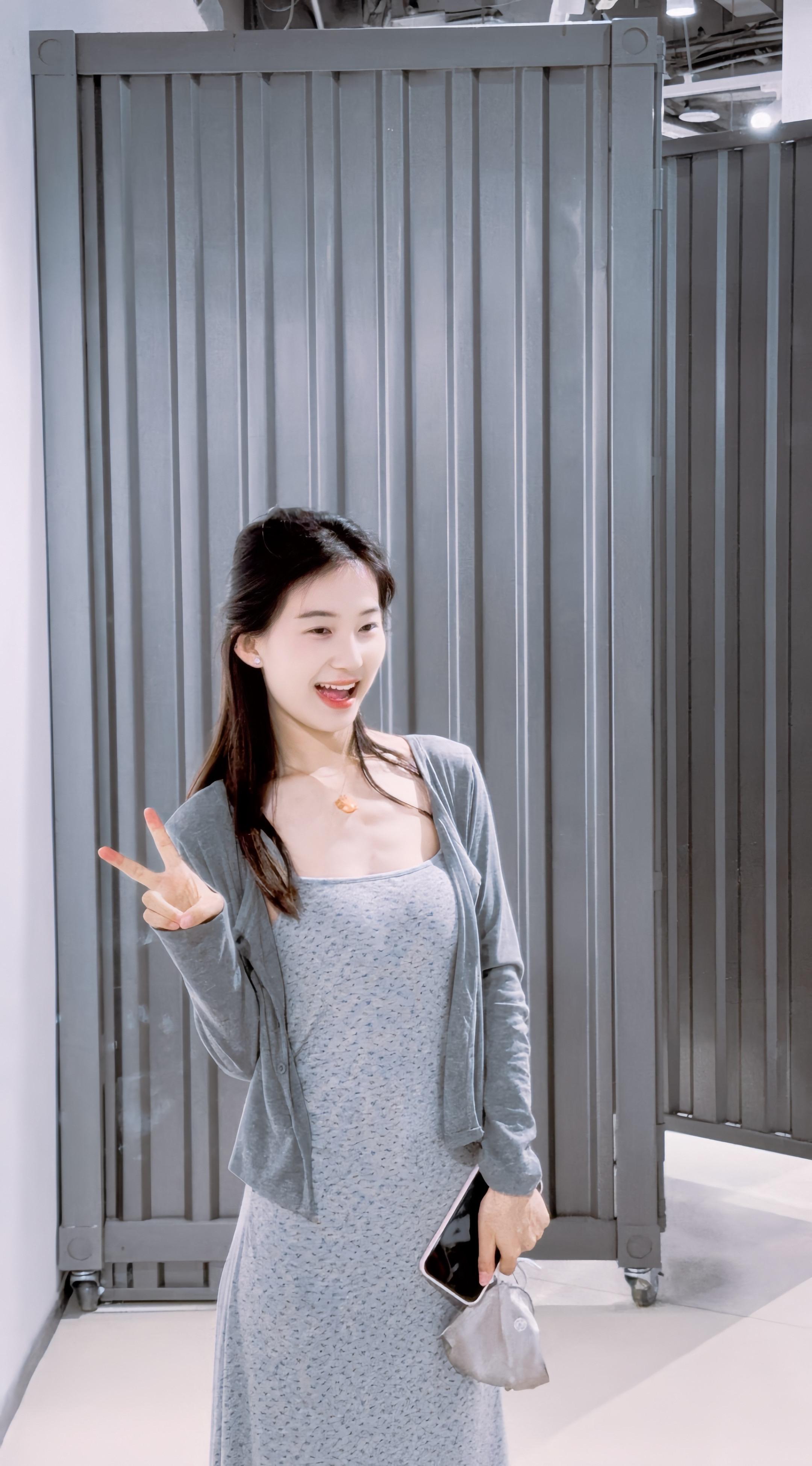 她像是含苞待放的花骨朵