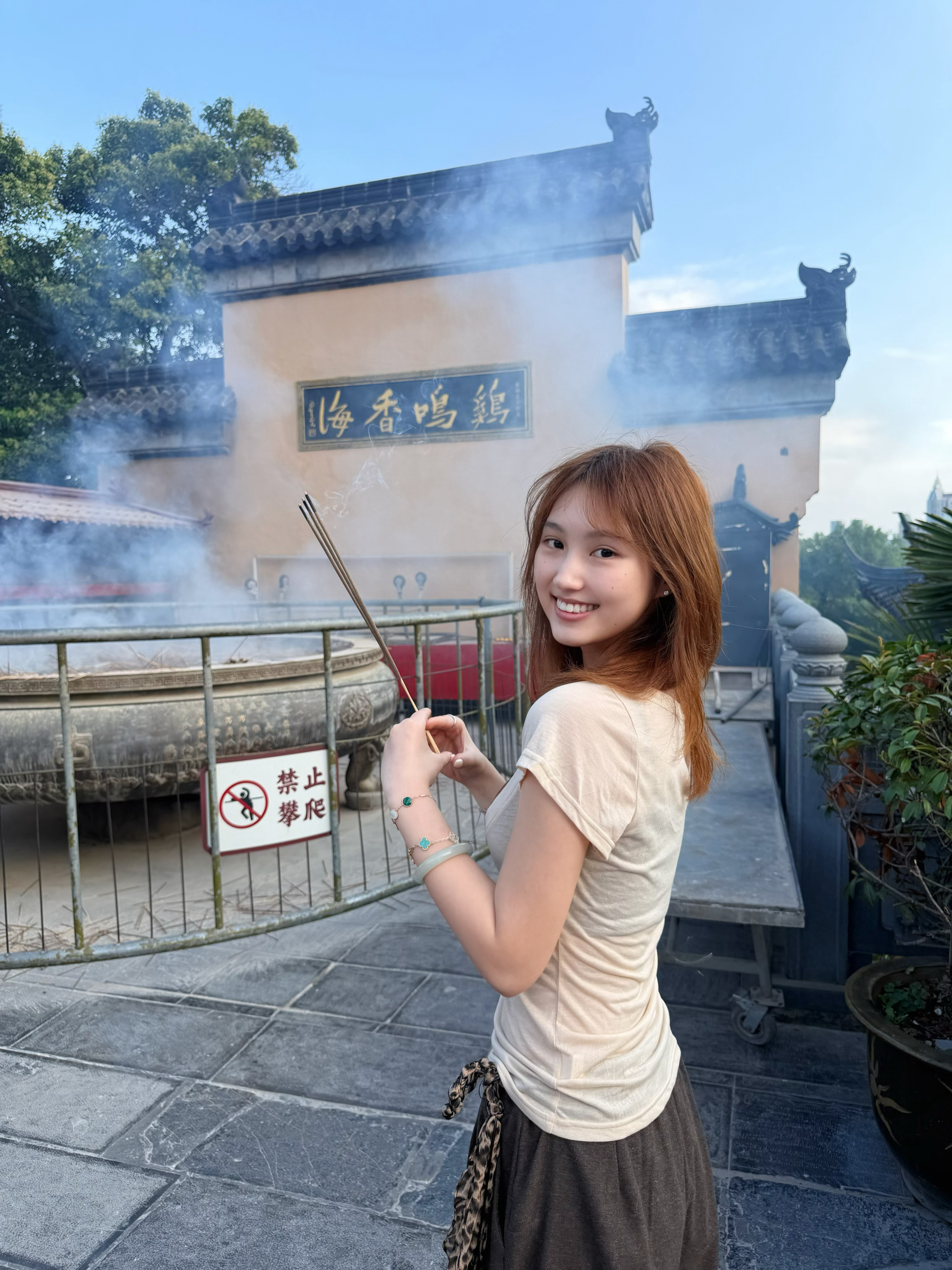 今天起晚了就决定不化妆 随便在南京逛一逛！据说很厉害的这个鸡鸣寺我来了！我们还去