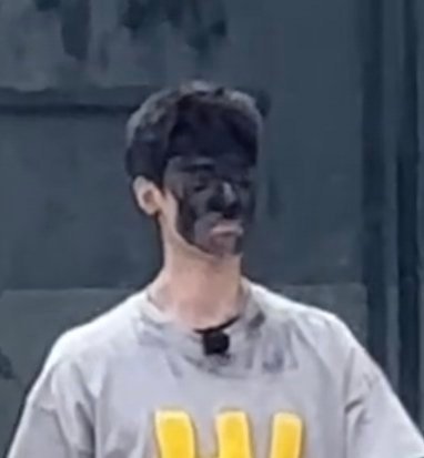 李昀锐黑脸点进来之前以为他黑脸了，没想到是真的黑脸🌚了 ​​​