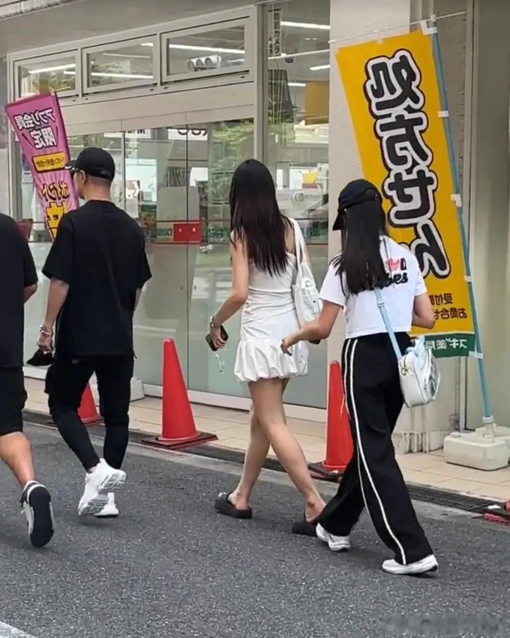 偶遇汪峰陪大女儿逛街，主动买单好体贴，19岁小苹果和爸爸一样高 ​​​