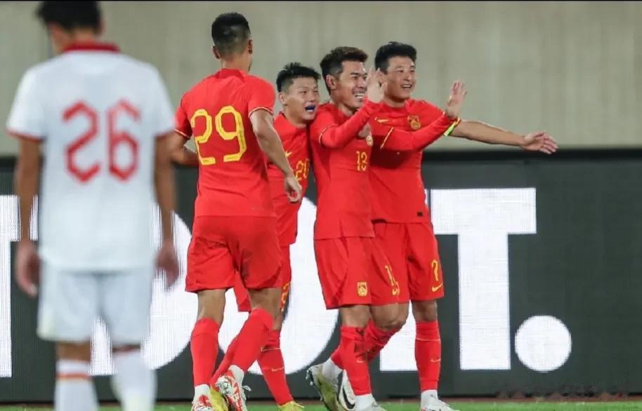 中国男足是否应该放弃传控，坚持防守反击？

在中国男足和越南男足的友谊赛中，中国