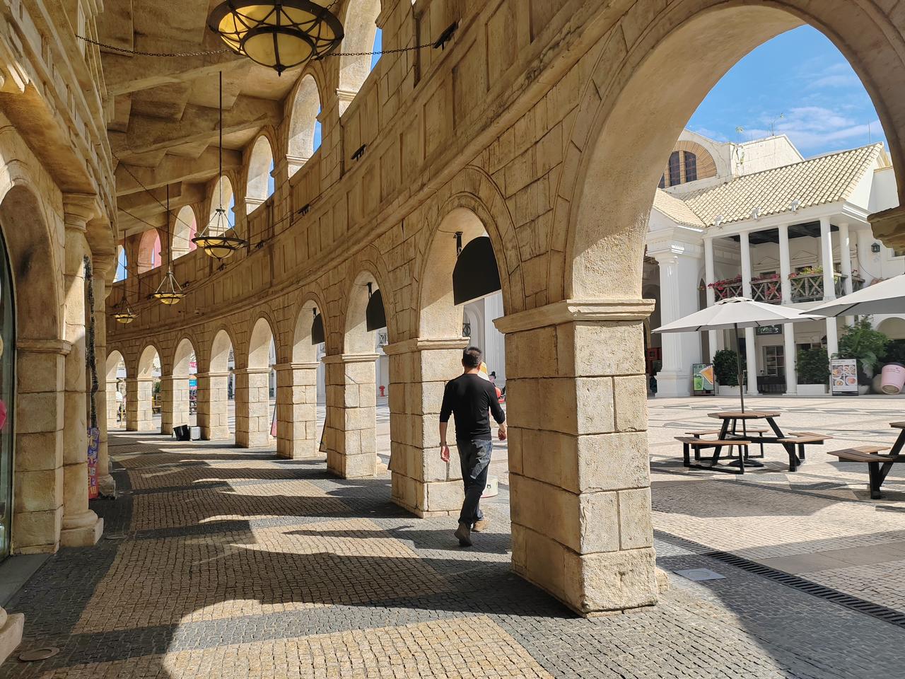 【澳门渔人码头】中国澳门首个主题公园和仿欧美渔人码头的购物中心。