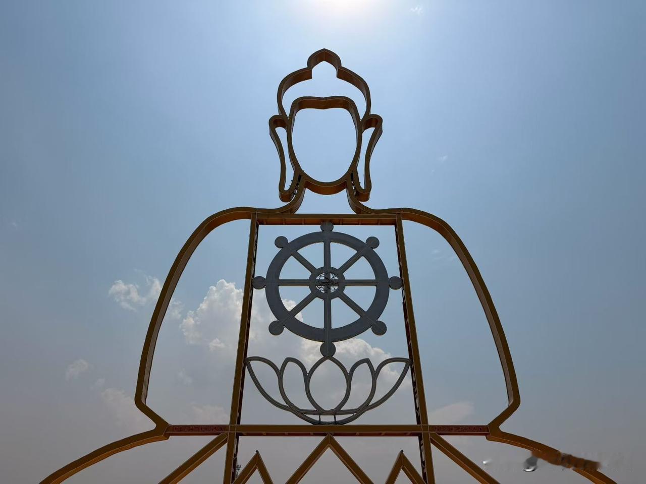 滇缅公路的终点。
边境雨林里的傣族村寨，
有小乘佛塔，
也有翡翠原石和叶烟缅酒。