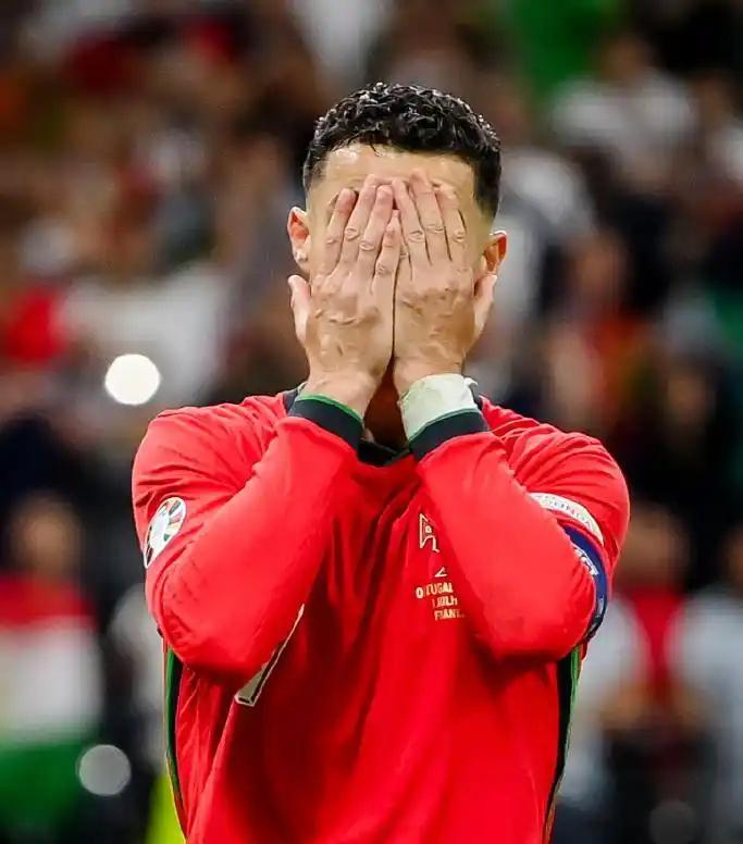 葡萄牙🇵🇹被刚果金1:1逼平！
许多人都把这个结果的矛头指向C罗[捂脸]
其