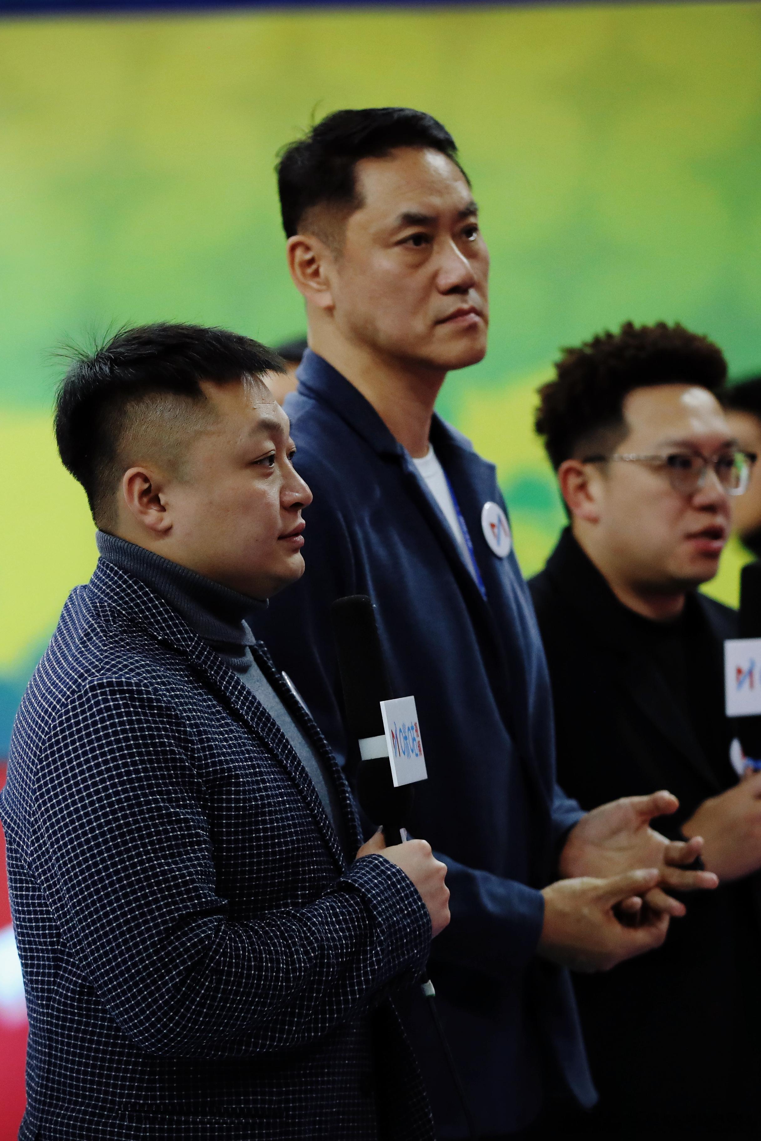 两天四场杯赛淘汰赛解说工作圆满结束，但这嗓子也是彻底不灵了，明天凌晨就踏踏实实和