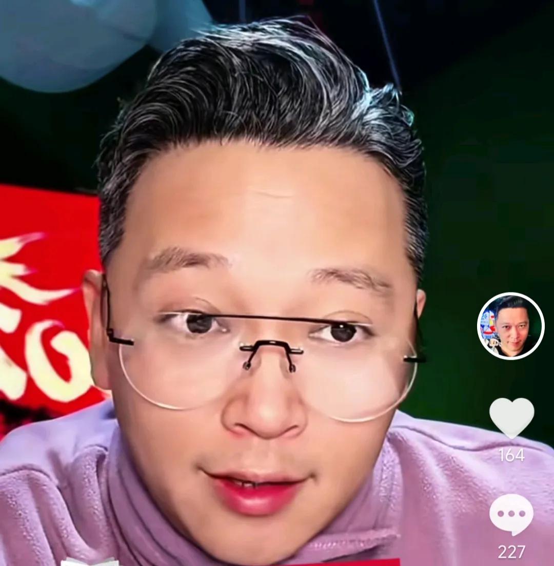 解说员周亮认为，让邝兆镭加盟中超球队其实是拔苗助长害了他。
周亮在直播间表示，虽