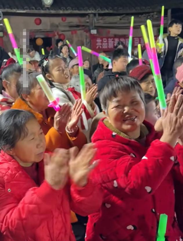 00后回村48小时造村晚太上头还说年味淡了，纯属是自己搞没的现在春节这不准放那不