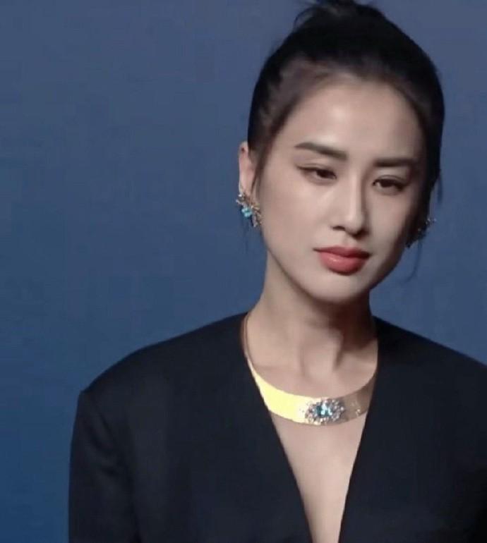 长脸型或许在抗老上有一定优势，黄圣依就是例子，骨相好且无法令纹，岁月似乎格外留情