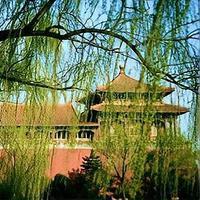 上联：楼外春深风剪柳，
下联：庭前秋色叶凝霜，
下联：山中岁暮雪妆梅。