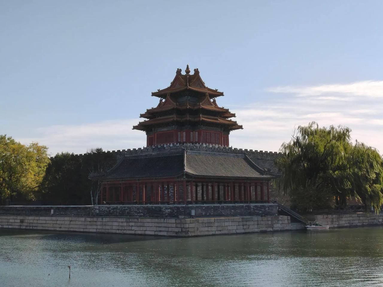 去景山公园，看到故宫的全景，以及故宫的护宫诃，还有美丽的白塔，想起让我们荡起双浆