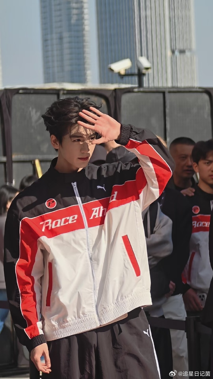 张凌赫赛车服 张凌赫你就硬帅吧！帅得我嗷嗷叫！此男轻轻一笑我就把命给他了！ 