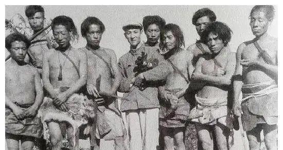 1956年，解放军在哀牢山密林中，发现了一群几乎全裸的男男女女！调查后才知道，他