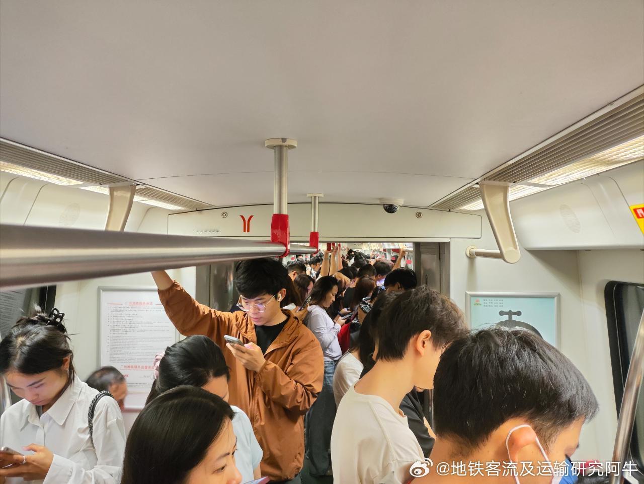 广州地铁网友：2026年5月8日（周五，明天周六补班，广州小雨，22-28℃）广