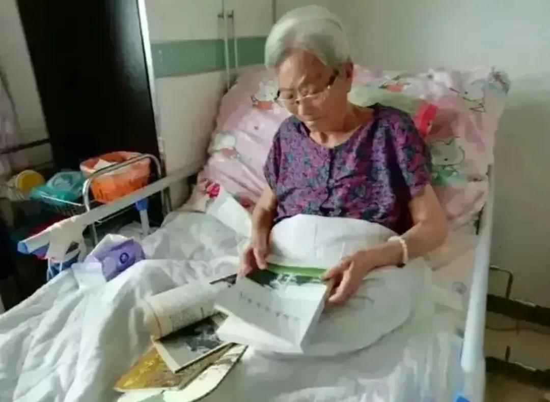 2017年，聂元梓卧病在床，生活简陋，身处困境，此时的他正在翻看自己的回忆录，镜