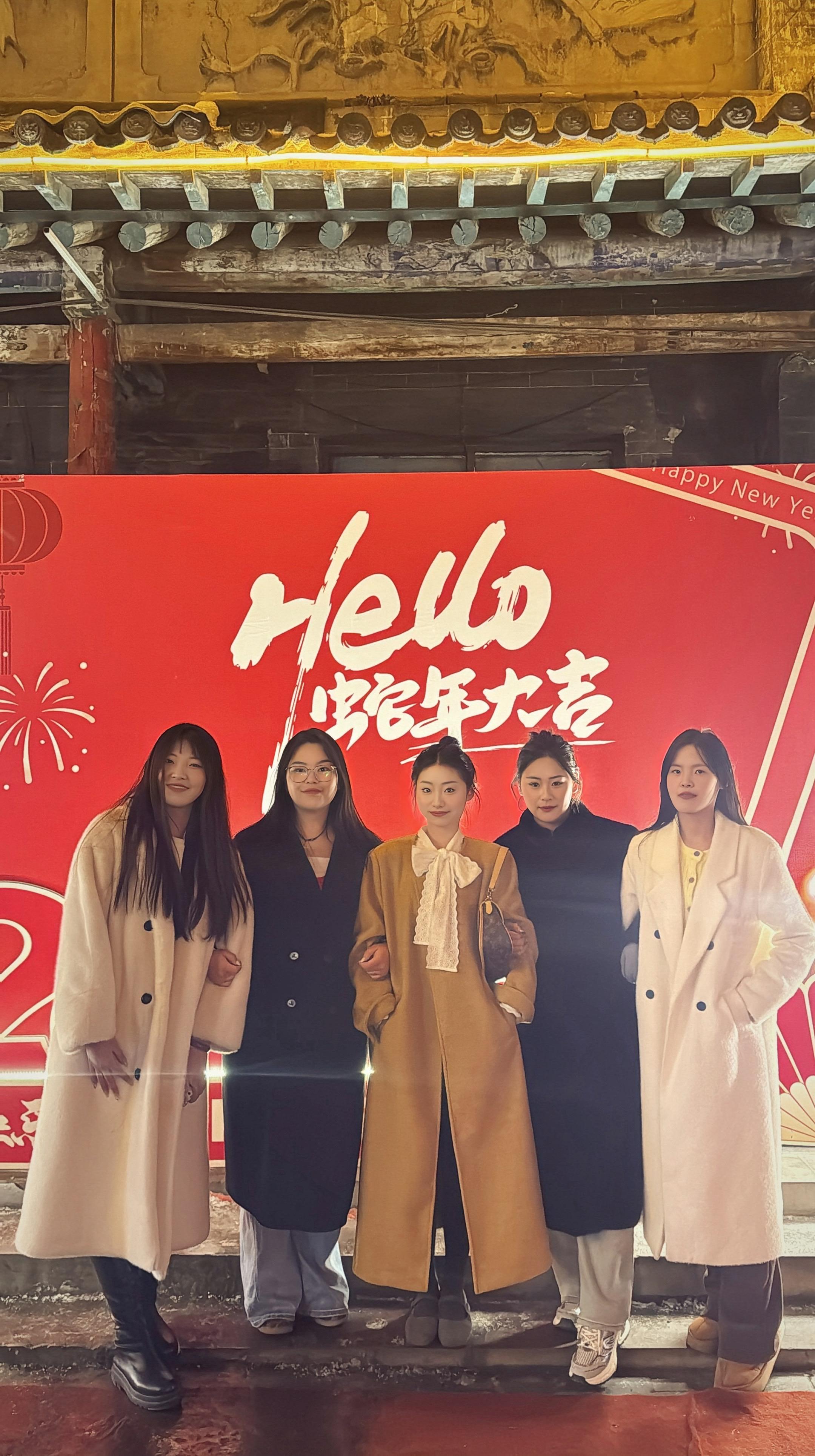 不是两三天的情 是风雨来临也同行.