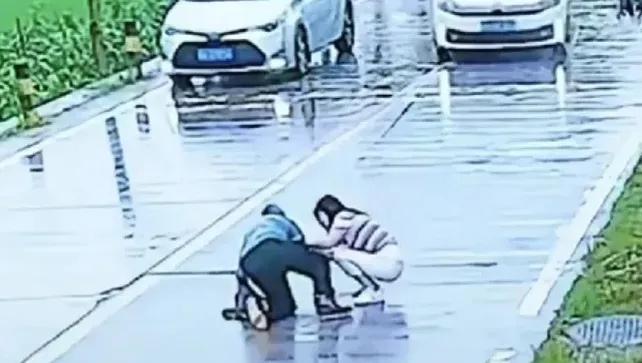 干的漂亮！”天津，一女警官身着便服，将一位摔倒的大爷用急救车送到了医院，还为他垫
