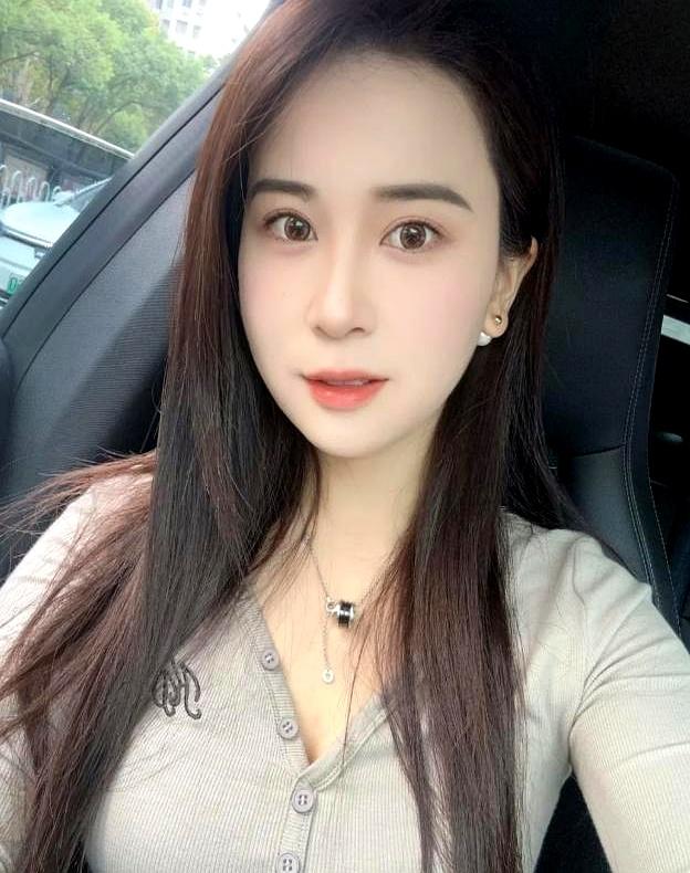 在小区口的蜜雪冰城等人时，冰柠檬抖了一下，裤腿湿了半截——尴尬刚开场，条件就上桌