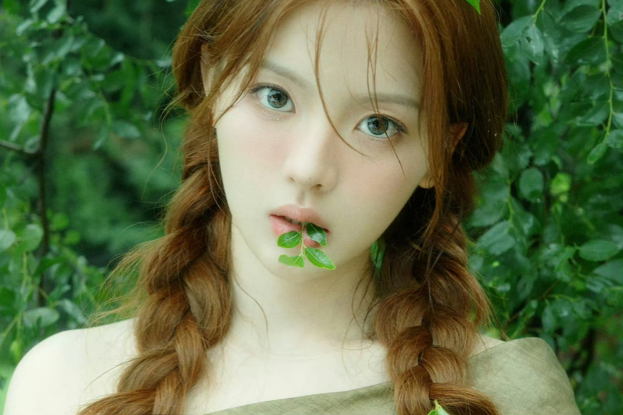 杨超越才发现照片里的虫子，孩子只顾着给我们拍好看照片了[泪奔]，妹妹太可爱了，又