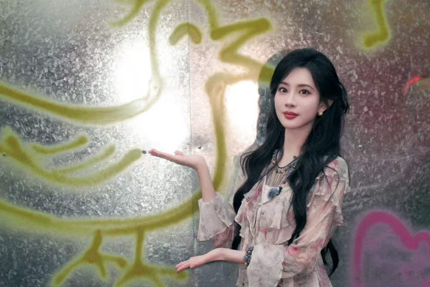 孟子义打卡王传君画的小百灵鸟孟子义和百灵鸟合影孟子义回桃花坞啦，和王传君画的百灵